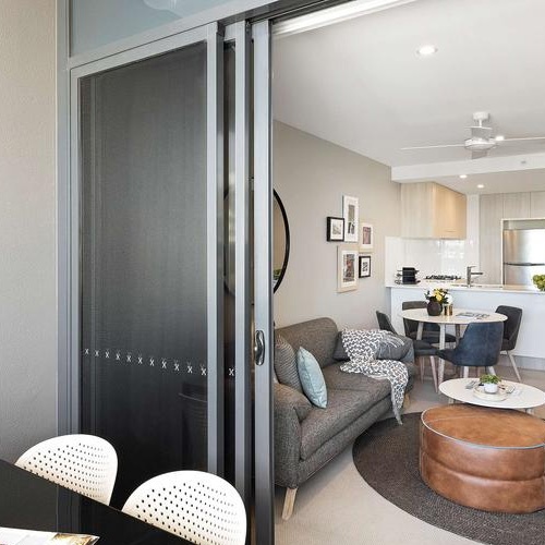 Telescopic sliding glass door with synchronized movement