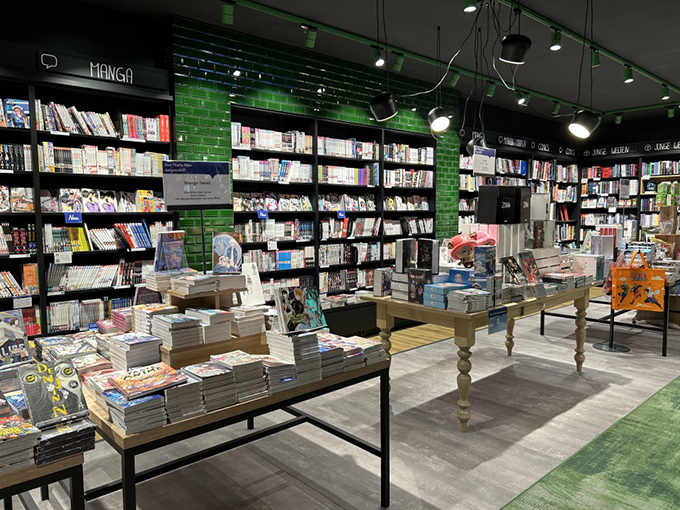 display furniture design for Thalia bookstore