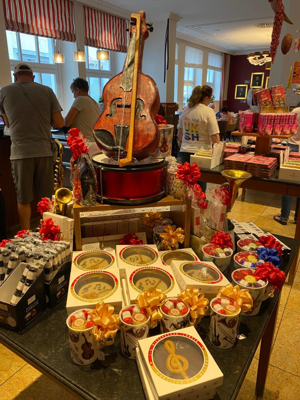 DisDisplay Table The Niederegger store in L&uuml;beck
