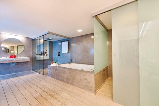 sliding glass shower door hotel