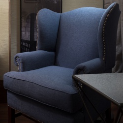 Hotel seating with reversible box cushion