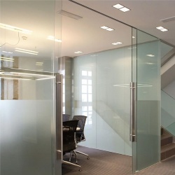 Telescopic sliding glass door with synchronized movement
