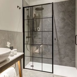 glass grid shower screen in doubletree by hilton Italy